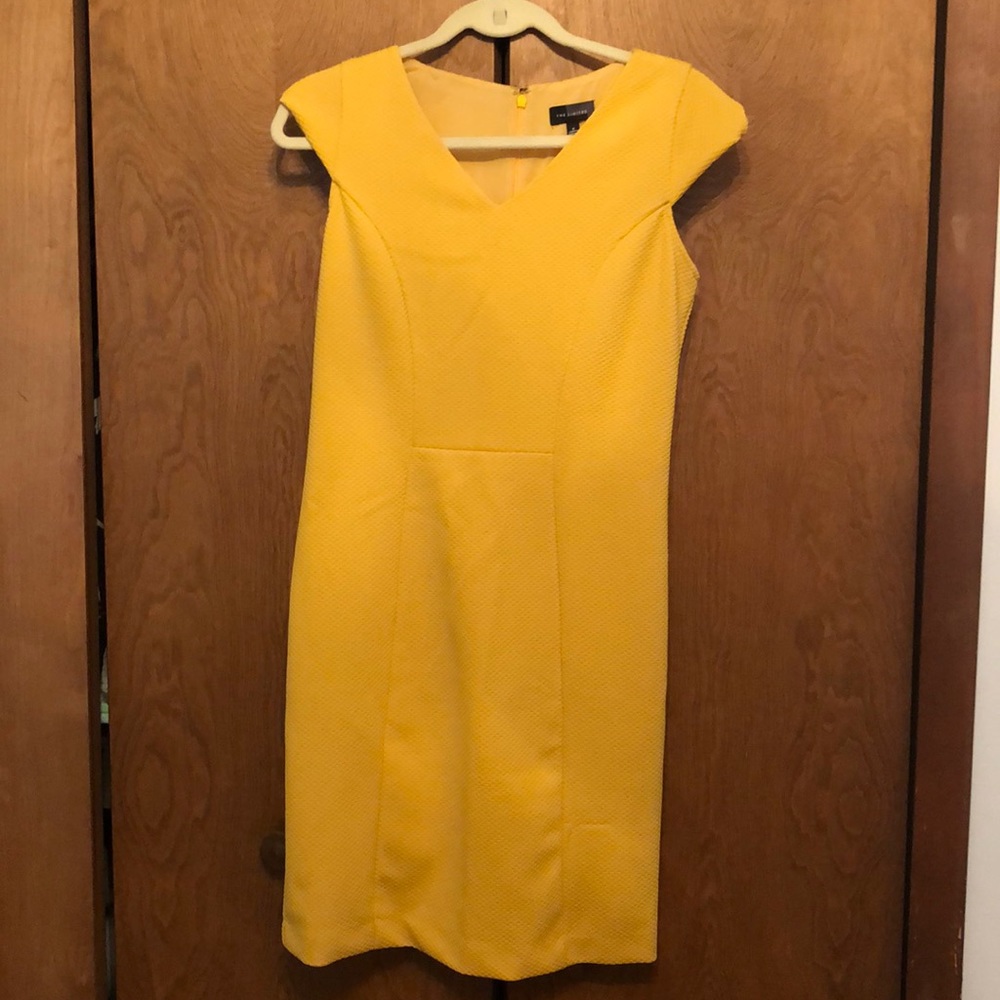 Bright yellow capped sleeve dress from The Limited, size 6. NWT, comfortable
